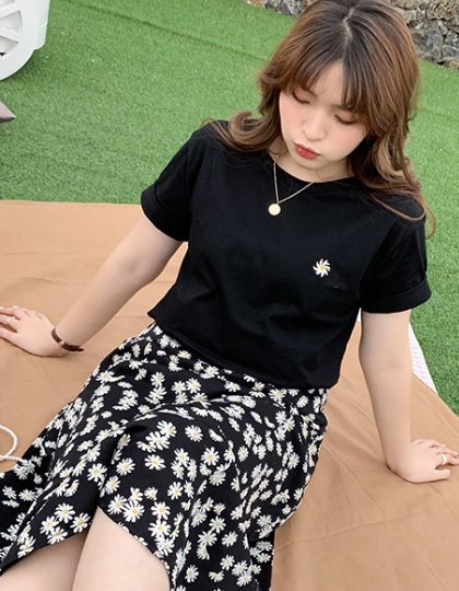 Áo thun màu đen thêu hoa cúc mini size XL
