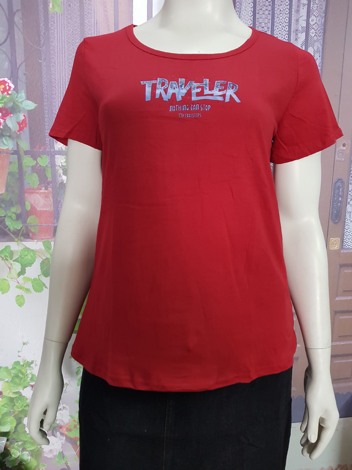 Áo thun màu đỏ in chữ TRAVELER size lớn
