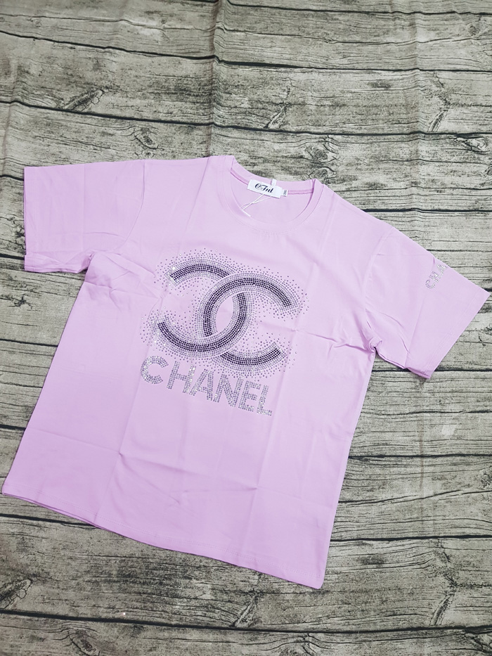 Áo thun màu hồng nhạt đính kim sa Chanel size 2XL