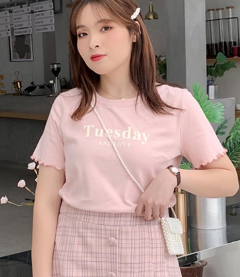 Áo thun màu hồng tay viền bèo in chữ Tuesday size lớn