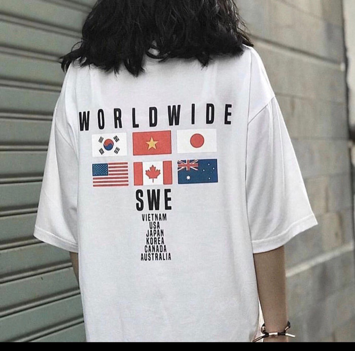 Áo thun trắng lưng in hình cờ thế giới size L